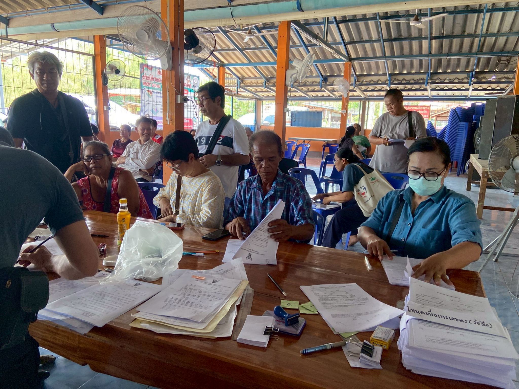 title - วันที่ 3 เมษายน 2569 นายวิทูล ประดิษฐ์บุญ ปฏิรูปที่ดินจังหวัดปราจีนบุรี มอบหมายให้ นายลิขิต ผันผ่อน ผู้อำนวยการกลุ่มกฎหมาย พร้อมด้วย เจ้าหน้าที่ ส.ป.ก.ปราจีนบุรี ลงพื้นที่ออกศูนย์บริการเคลื่อนที่ “Mobile Unit”  ยื่นคำร้องทั่วไปและปรึกษาข้อกฎหมายที่เกี่ยวข้องกับการปฏิรูปที่ดิน ณ เขาไม้แก้ว อำเภอกบินทร์บุรี จังหวัดปราจีนบุรี